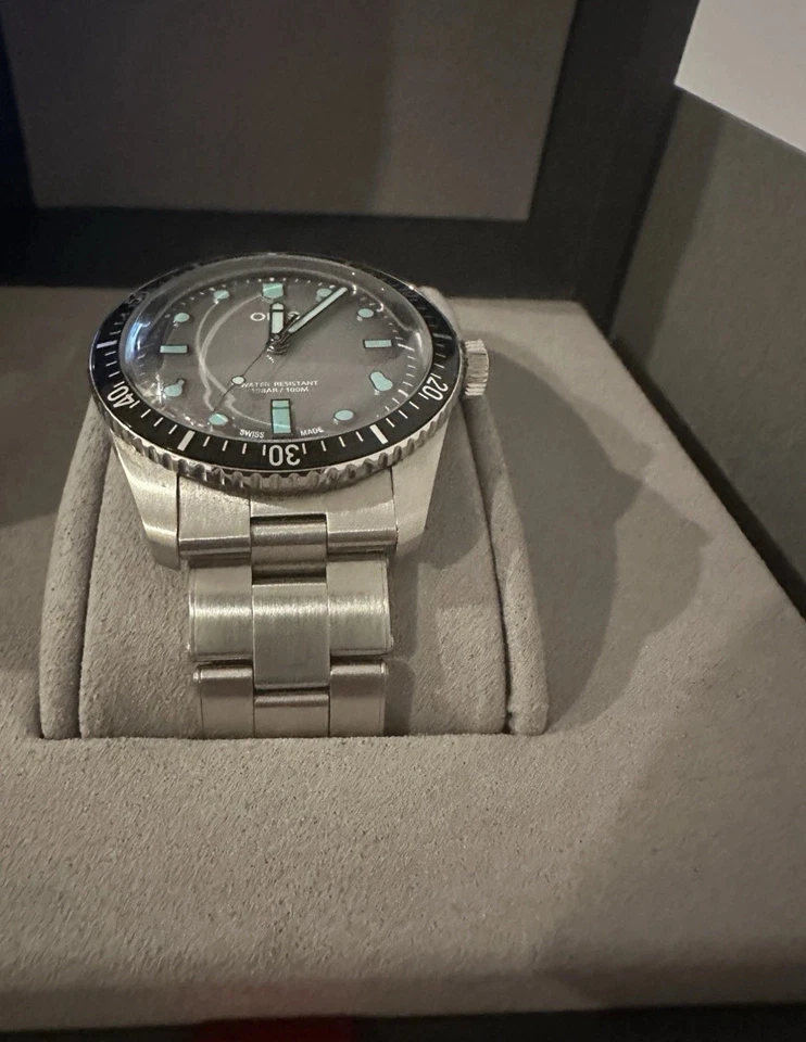 Reloj Oris Divers Sixty Five 65 gris verde brillante 40 mm 100M + sombrero GRATIS precio de venta sugerido por el fabricante $2900 Foto 1 de 4