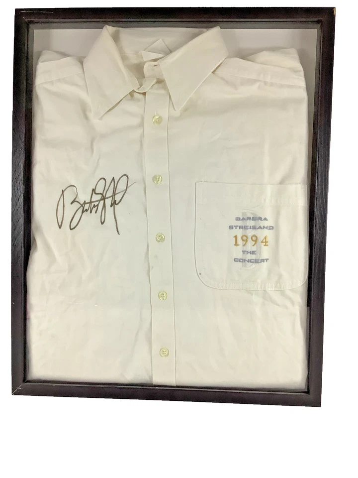 JAQUETA BARBRA STREISAND 1994 TURNÊ OFICIAL ASSINADA MONTADA EMOLDURADA 17 x 21 - Imagem 1 de 1