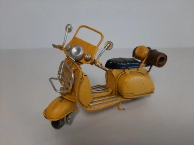 Ancien scooter VESPA - Guidon orientable et roues mobiles - Métal - Photo 1/4