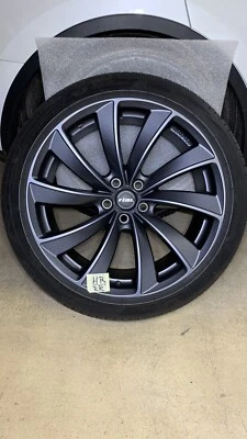 Rial Lugano Felgen und Sommerreifenpaket  neuwertig Model Y mit Radnaben-Deckel - Bild 1 von 4