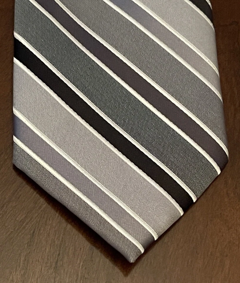 Corbata de cuello Stafford gris 100 % poliéster para hombre hecha en China Foto 1 de 4