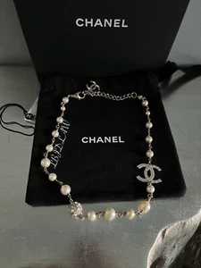 CHANEL 21K Schneekönigin kurze Perlenkette Kristall CC Gold Halskette NEU 2021 NEU - Bild 1 von 8