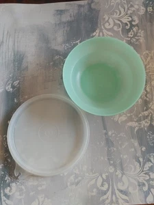 Vintage Tupperware 154-6 small bowl & lid mint green jadeite? made in USA - Picture 1 of 7