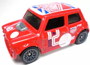 2014 HOT WHEELS MORRIS MINI URBAN OUTLAW RED 1:64 DIECAST 2 1/4" CAR W/ WHITE - Picture 1 of 6