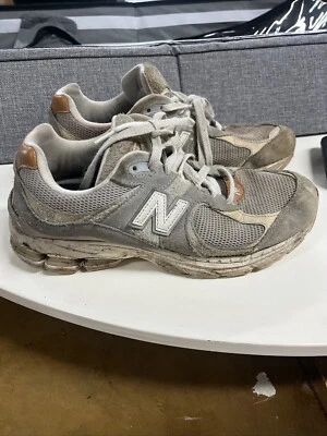 Zapatillas deportivas New Balance 2002R color arenisca tostado con suela retro - para hombre talla 9,5 D Foto 1 de 4