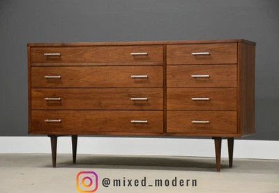 Cômoda Biscayne de nogueira refinada 57 pol. por Drexel - Imagem 1 de 4