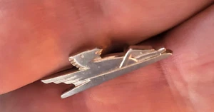 Vintage 1935 silberfarbene Johnson Seepferdchen Anstecknadel, Werbung Johnson Außenborder - Bild 1 von 4