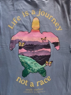 Simply Southern Manga MEDIANA LARGA "Rastrea a tu tortuga Nuevo con diseño de liquidación de etiqueta  Foto 1 de 3