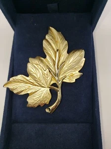 Vintage TWO LEAF GOLD TONE LEAF BROOCH PIN   - Picture 1 of 3