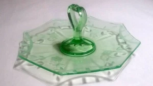 Plato de baratija/dulces vintage de vidrio verde depresión flores grabadas excelente  - Imagen 1 de 4