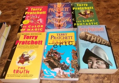 Lot of 6 Discworld Books by Terry Pratchett Color of Magic,  The Truth+ Foto 1 de 2