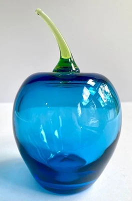 Hermosa decoración de frutas vintage de vidrio azul manzana con tallo verde soplado a mano MCM Foto 1 de 4