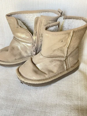 Botas forradas Sherpa Baby Gap marrón imitación gamuza talla 9 con destellos dorados Foto 1 de 4