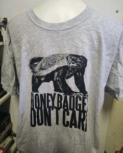 Camiseta Honey Badger Don't Care Gris L Fruta del Telar Algodón Pesado - Imagen 1 de 3