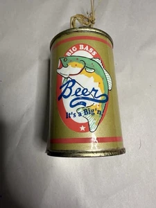 Lattina di birra ornamento Big Bass Midwest Cannon Falls divertente cabina o uomo decorazione grotta 4" - Foto 1 di 7