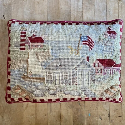 Almohada de punta de aguja roja americana de colección 11 x15 faro náutico pueblo costero Foto 1 de 4