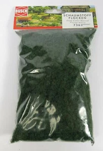 NEU UND VERPACKT Busch 7363 DUNKELGRÜN MICROFLOCK RASEN KLUMPEN STREUMODELL LANDSCHAFT OO N - Bild 1 von 2