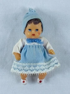 Mädchen Puppe DDR 3 Zoll Miniatur mit hellblau-weißem Kleid•Mütze - Bild 1 von 24