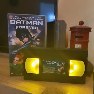 Lampada a nastro Batman Forever LED VHS regalo compleanno Natale retrò novità luce prop - Foto 1 di 2