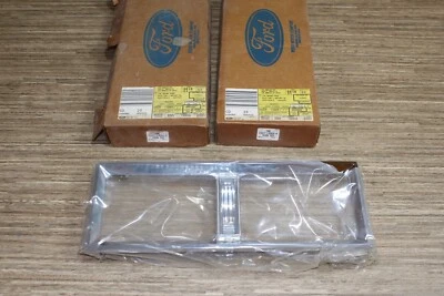 Nuevo de Lote Antiguo 1980-1988 Ford Lincoln Town Car OEM Faro Bisel JUEGO NUEVO EOVY-13064-A Foto 1 de 3