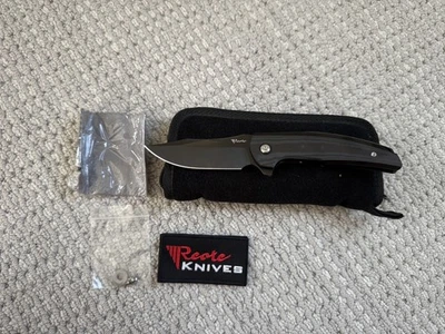 Cuchillos Reate Jack Jr. mangos de aluminio incrustación de fibra de carbono hoja M390 de 3,4” Foto 1 de 4