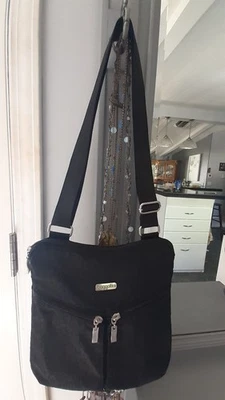 Сумочка через плечо Baggallini черная с гепардовым принтом - Изображение 1 из 4