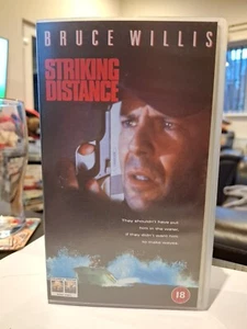 Striking Distance - (VHS 1994) Bruce Willis , Sarah Jessica Parker - Picture 1 of 4