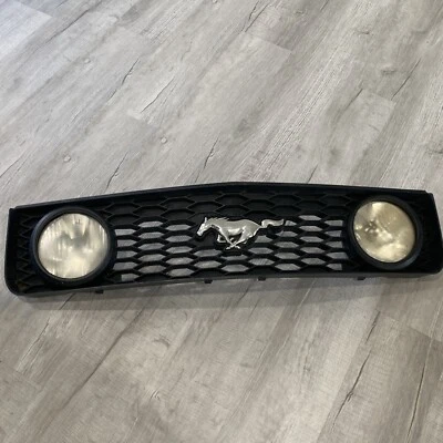 Parrilla delantera Ford Mustang GT V8 2005-2009 con luces antiniebla OEM Foto 1 de 4