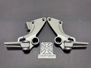 02 03 04 05 KAWASAKI ZZR1200 ZZR-1200 LEFT RIGHT REAR PASSENGER FOOT PEG SET - Picture 1 of 5