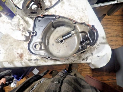 Cubierta de embrague/cubierta lateral del motor SUZUKI PE 250 1979 AHRMA DAÑADA Foto 1 de 4