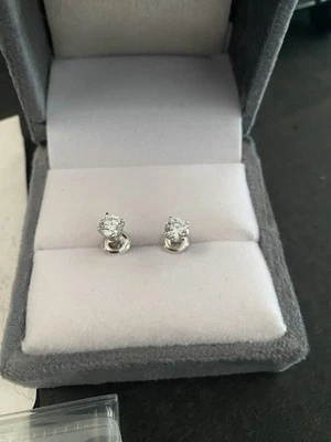 Aretes brillantes de diamantes creados en laboratorio de 1 quilate en oro blanco de 14 k Foto 1 de 3
