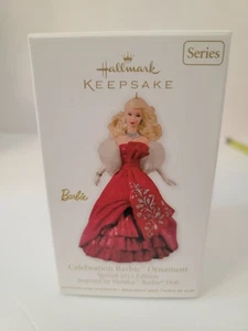 Hallmark Celebration Holiday Barbie 2012 edición especial adorno de recuerdo nuevo en caja - Imagen 1 de 2