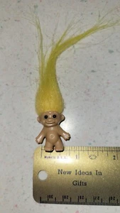 Vintage RUSS bambola troll capelli gialli piccola miniatura 1" E 101 - Foto 1 di 2
