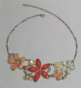 Collar de colección con pedrería floral y cuentas de cristal tono plata - Imagen 1 de 13