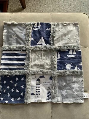 Manta de seguridad para bebé Boutique The Cuddly Quilt faro velero náutico Foto 1 de 2