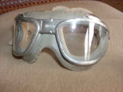 ¡VENTA DE VACACIONES!  NAF-1092 CASCO DE VUELO Y GAFAS DE VUELO AN-650, LOTE DE BUFANDAS - EX. Foto 1 de 4