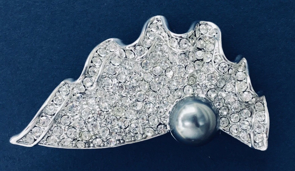 Shell shaped clear crystal black pearl brooch pin  - Image 1 of 1