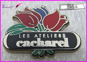Pin's Parfum Perfume Fleurs " Les ateliers de CACHAREL " Très rare numéroté 1754 - Foto 1 di 1