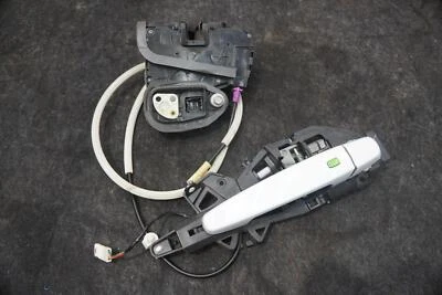 Ручка защелки замка передней правой пассажирской двери 13510954 Chevrolet Camaro 2016-24 - Изображение 1 из 4