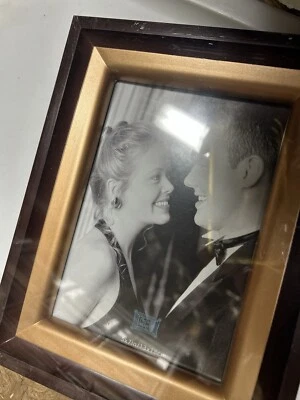 Marco 5X7, nuevo, por Perfect Memories color dorado alrededor de la imagen, color oscuro y luego alrededor Foto 1 de 4