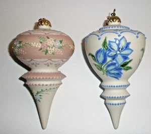 2 adornos navideños de porcelana Rhyn-Rivet flores florales azul malva - Imagen 1 de 3