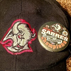 Vintage 1999 Buffalo Sabers Eastern Conference Champions Stanley Cup Pin & Hat - Picture 1 of 13