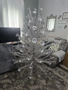 Raro árbol de Navidad de aluminio de 6,5 pies de los años 50 91 ramas con caja - Imagen 1 de 9
