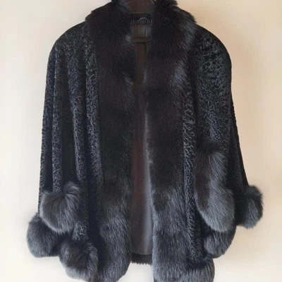 Abrigo con capa de terciopelo de piel real con visón Foto 1 de 4