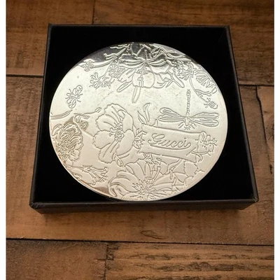 Gucci Flora Espejo Compacto Floral Diseño Libélula en Relieve con Caja Perfume GWP Foto 1 de 4