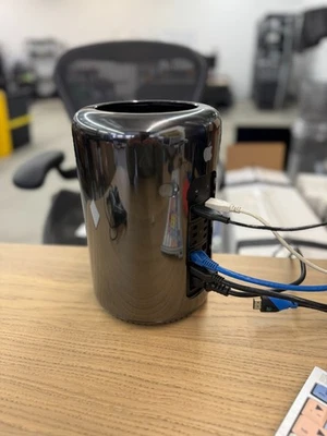 Apple Mac Pro 2013 - Intel Xeon 6-core 3.5GHz - D500 GPU - 64GB RAM - 1TB  - Image 1 of 4