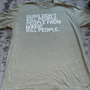 Maglietta Guns don’t Kill People - People from Texas Kill People verde oliva XL - Foto 1 di 4