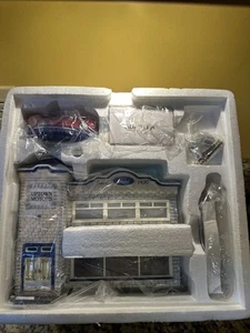 Vintage 1998 Reparto 56 Snow Village 'Uptown Motors Ford' edificio + accs. - Foto 1 di 19