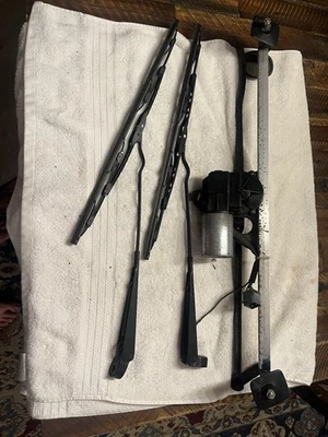 91-95 volvo 940 740 front wiper mechanism & motor OEM working - Image 1 of 4