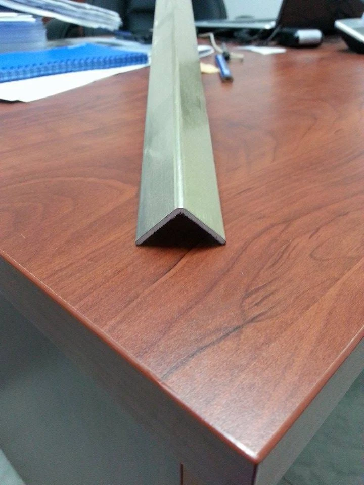 PROFILI IN PVC CHAMPAGNE SPAZZOLATO ANGOLARE 25X25X2 DA MT.2,60 - Immagine 1 di 1